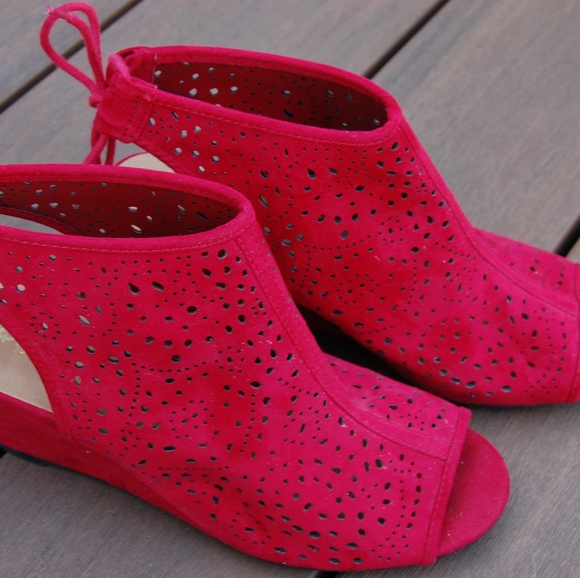 Bright Red Wedges - Picture 3 of 3